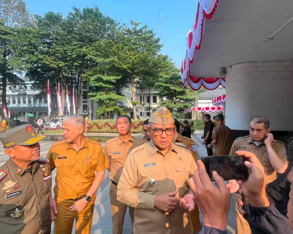 Wali Kota Bandung Muhammad Farhan Memberikan Keterangan Pers Terkait Penanganan Kasus Penebangan Pohon Di Jalan LLRE Martadinata Riau