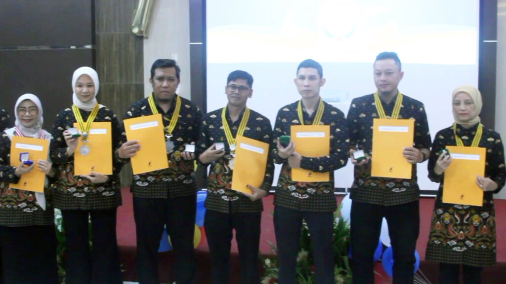 Yayasan Memberikan Penghargaan Khusus Kepada Para Pegawai