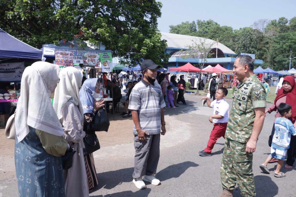 Komandan Lanud Sulaiman Marsma TNI Eko Sujatmiko M.M. Berdialog Dengan Warga Masyarakat Yang Mengunjungi Bazar UMKM Di Lanud Silaiman