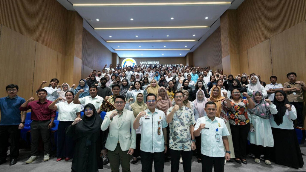 Foto Bersama Peserta Pelatihan Ki Ka Dekan Fakultas Teknik Rektor Universitas Satya Terra
