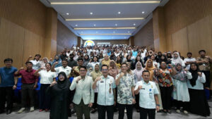 Foto Bersama Peserta Pelatihan Ki Ka Dekan Fakultas Teknik Rektor Universitas Satya Terra