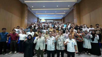 Foto Bersama Peserta Pelatihan Ki Ka Dekan Fakultas Teknik Rektor Universitas Satya Terra