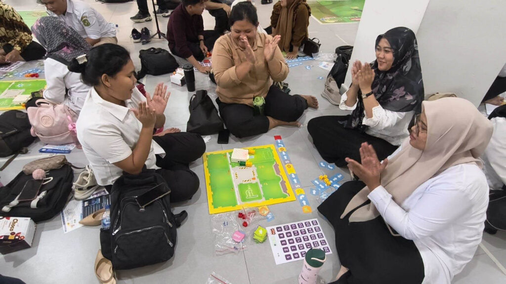Guru SD Berkelompok Menyelesaikan Koding Tanpa Komputer Soal Matematika Menggunakan