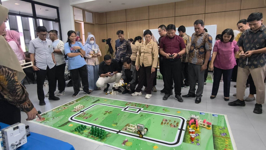 Peserta Pelatihan Melakukan Simulasi Kompetisi Mengoperasionalkan Robot Yang Dirancang